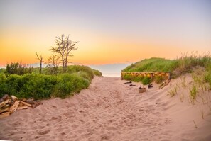 On the beach, free beach shuttle - Rodd Crowbush Golf & Beach Resort (West Saint Peters)