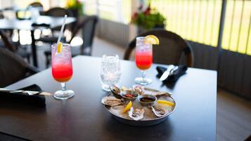 2 restaurants, breakfast served