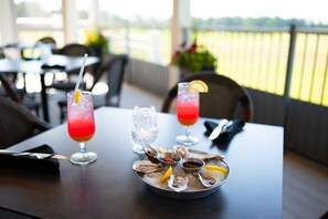 Hi ha 2 restaurants amb esmorzars 