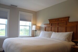 Hypo-allergenic bedding, pillowtop beds, in-room safe, desk - Rodd Crowbush Golf & Beach Resort (West Saint Peters)