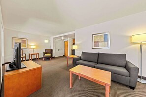 Suite, 1 cama de matrimonio grande, no fumadores | Zona de estar | Televisión LED de 42 pulgadas con canales por cable, una televisión