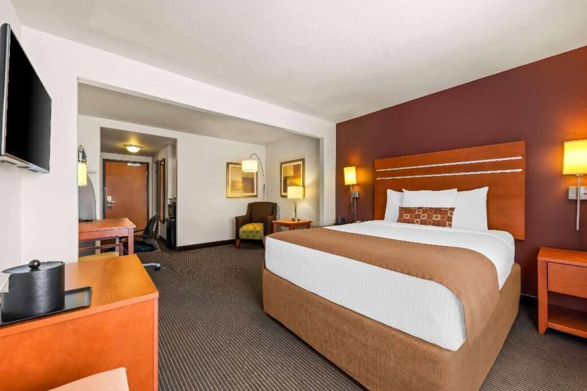 Pillowtop beds, in-room safe, desk, laptop workspace