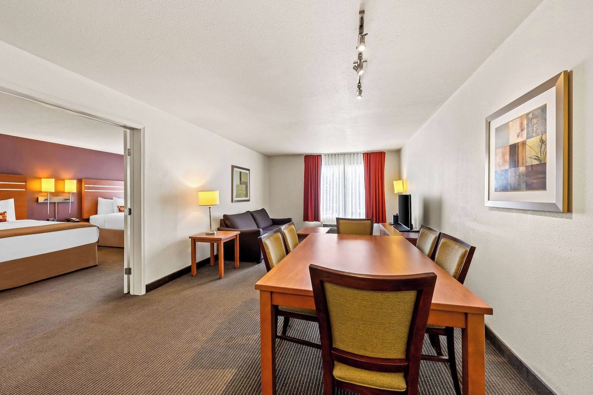 Family Suite, Two Queen Beds, Non Smoking | In-room dining