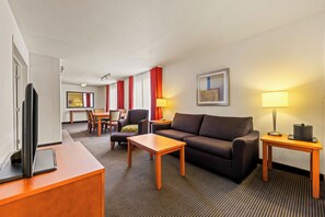 Familjesvit - flera sängar - icke-rökare | Vardagsrum | 42-tums LED-tv med kabelkanaler, tv och betalfilmer