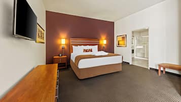 Senge med topmadrasser, pengeskab på værelset, skrivebord