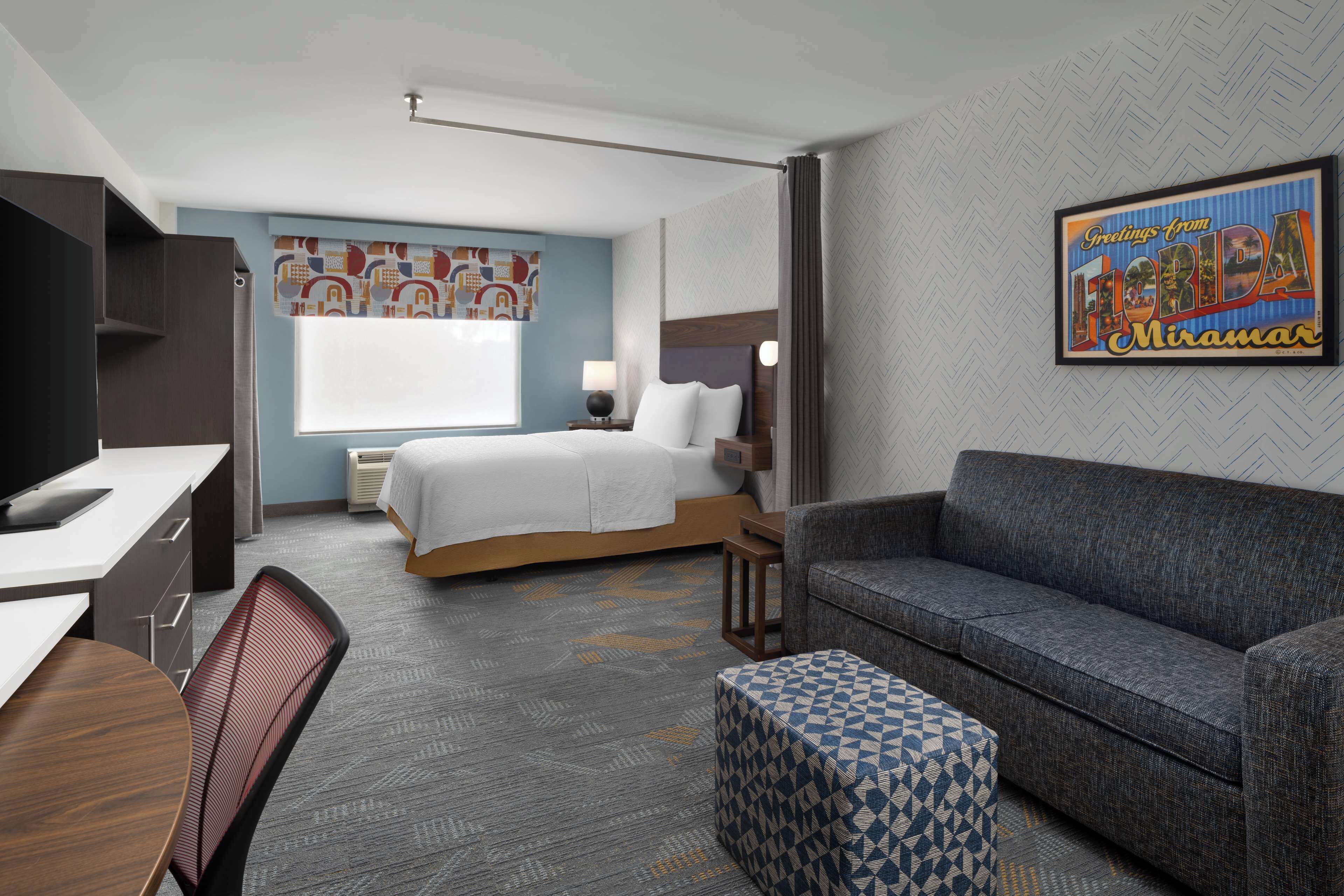 studio, 1 queen bed, accessible, bathtub | living area | 32-inch tv with premium tv channels, video game console