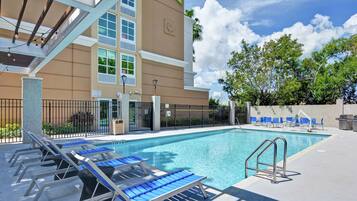 Outdoor pool, pool loungers
