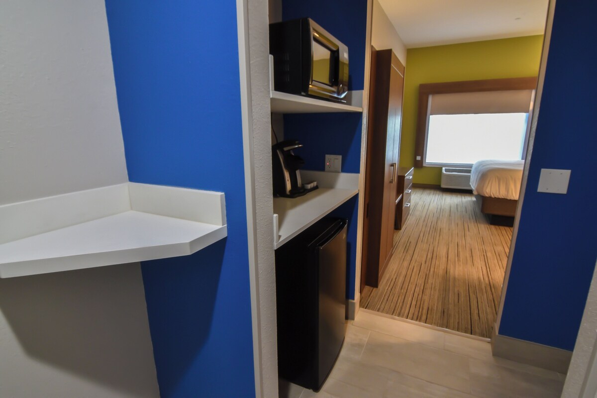 Chambre Standard, 1 très grand lit (Communications, Roll-In Shower) | Literie de qualité, couette en duvet, coffre-fort, bureau