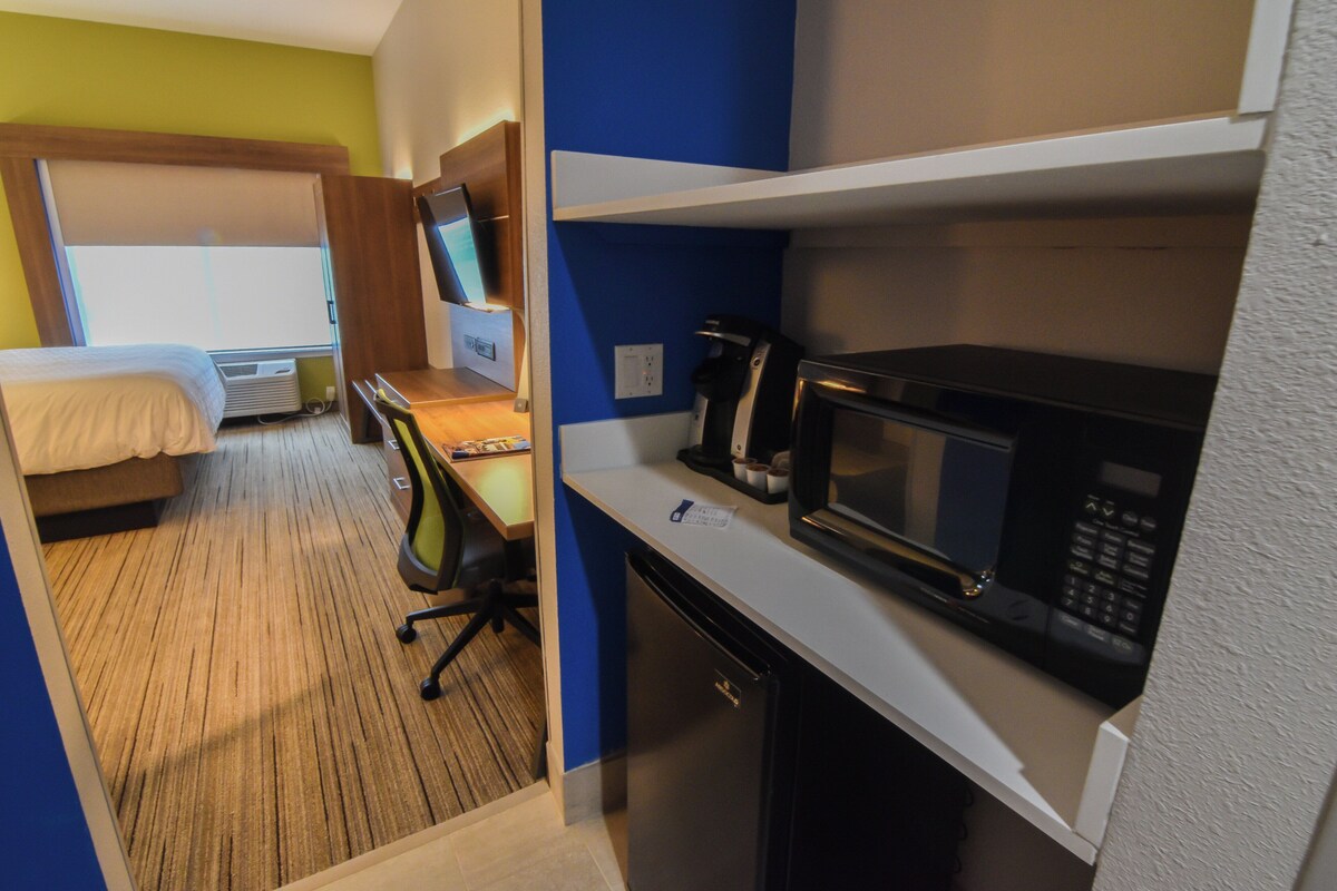 Chambre Standard, 1 très grand lit (Communications, Accessible Tub) | Literie de qualité, couette en duvet, coffre-fort, bureau