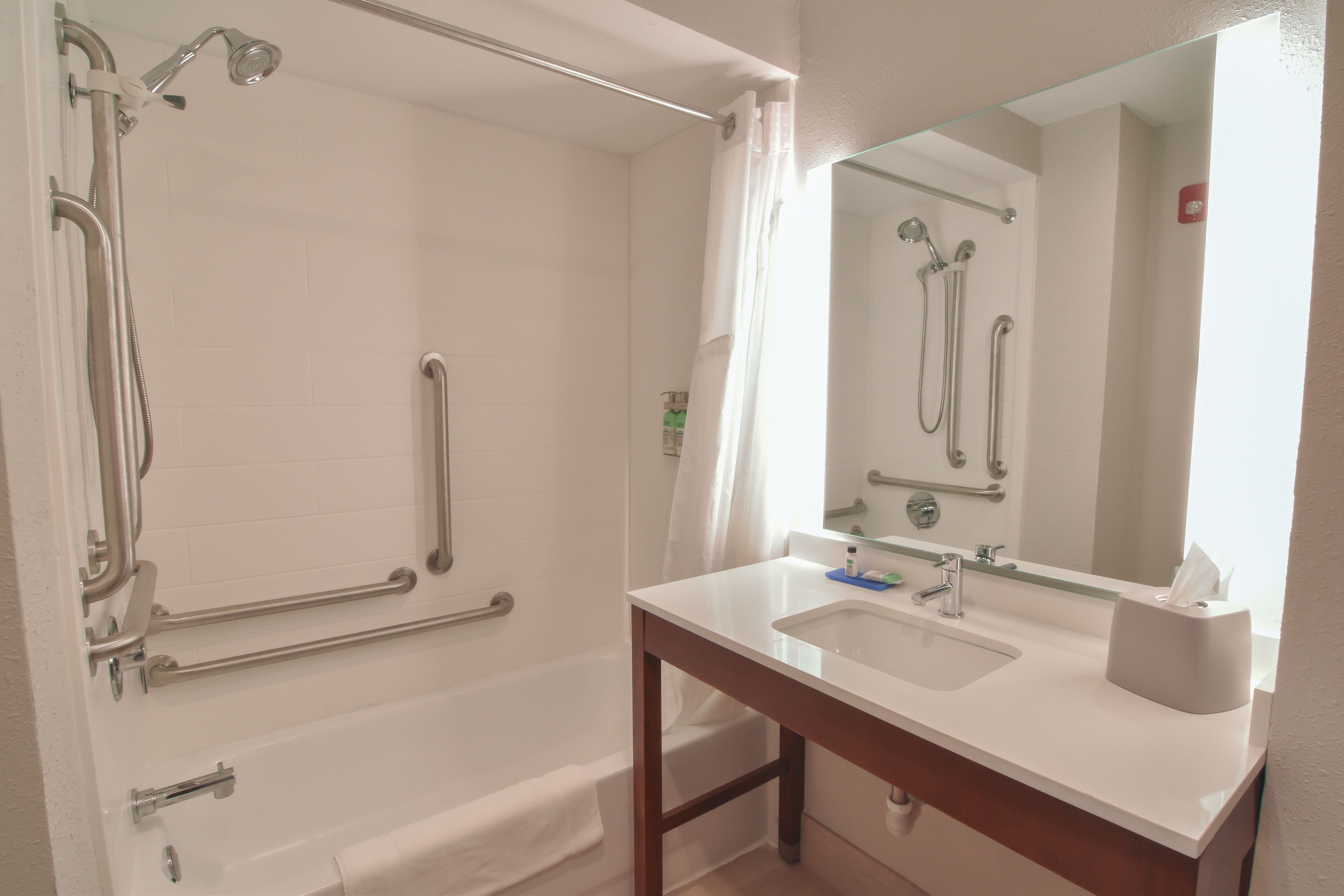 combined shower/bathtub, hydromassage showerhead, free toiletries