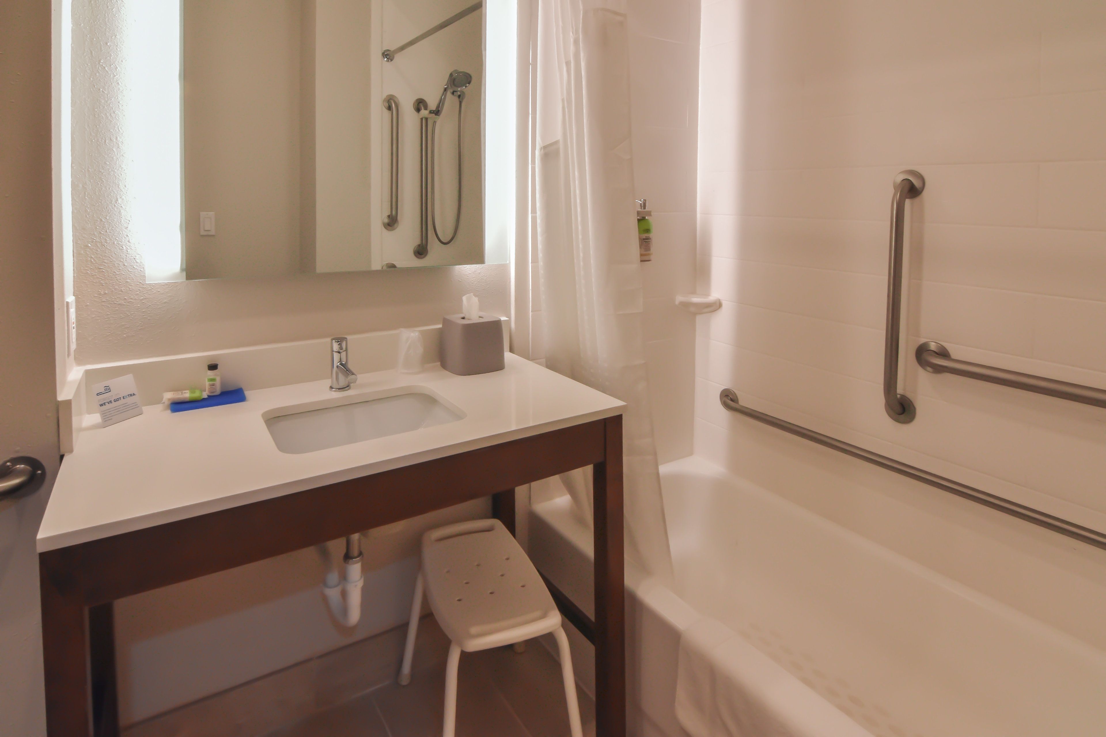 combined shower/bathtub, hydromassage showerhead, free toiletries