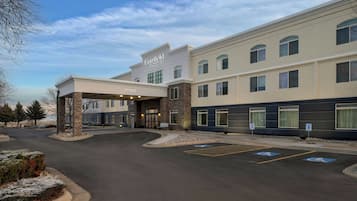 Experience the sleek design of Fairfield Inn & Suites, featuring a flat roof and modern architecture.