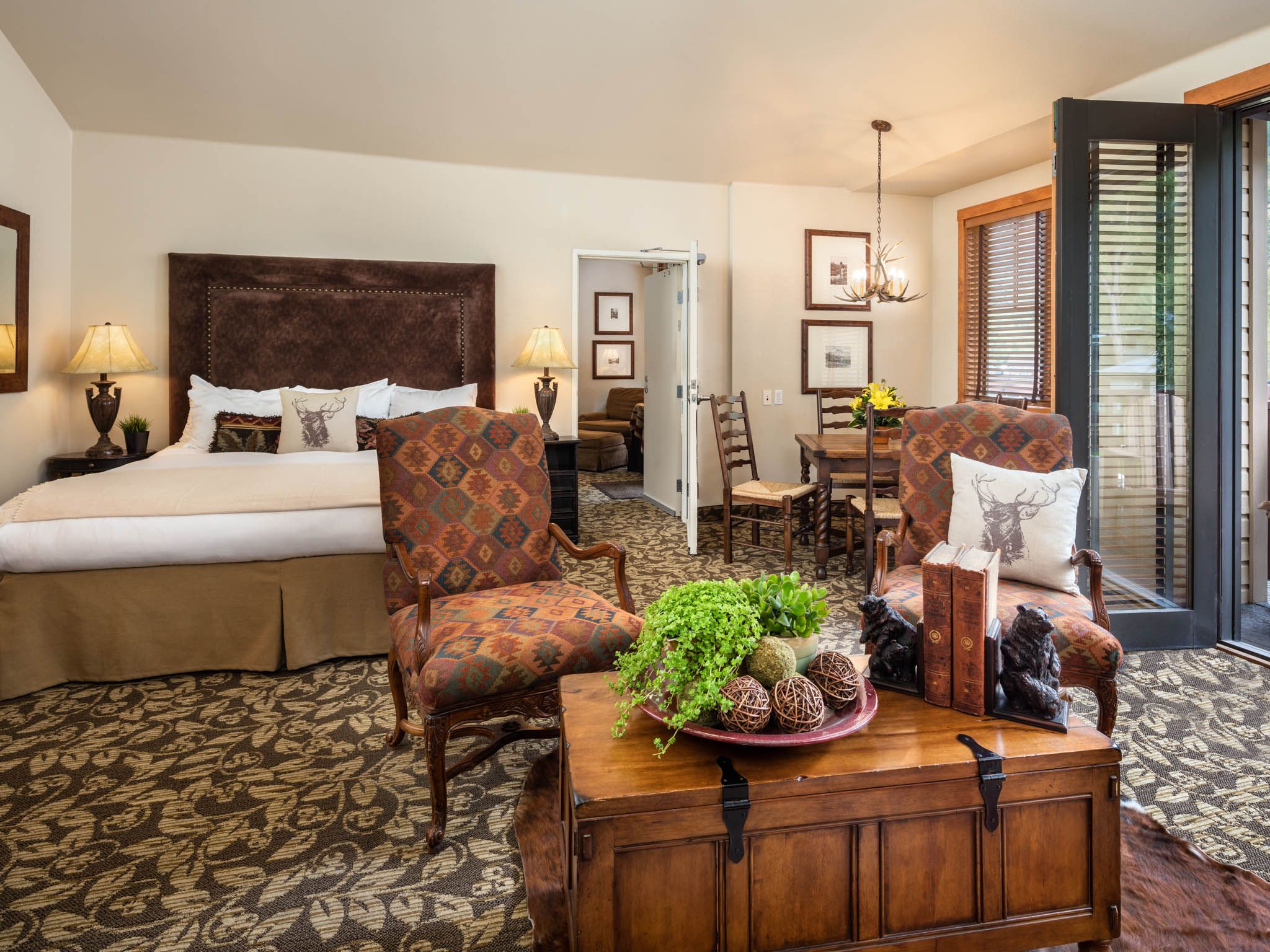 grand king | premium bedding, in-room safe, desk, iron/ironing board