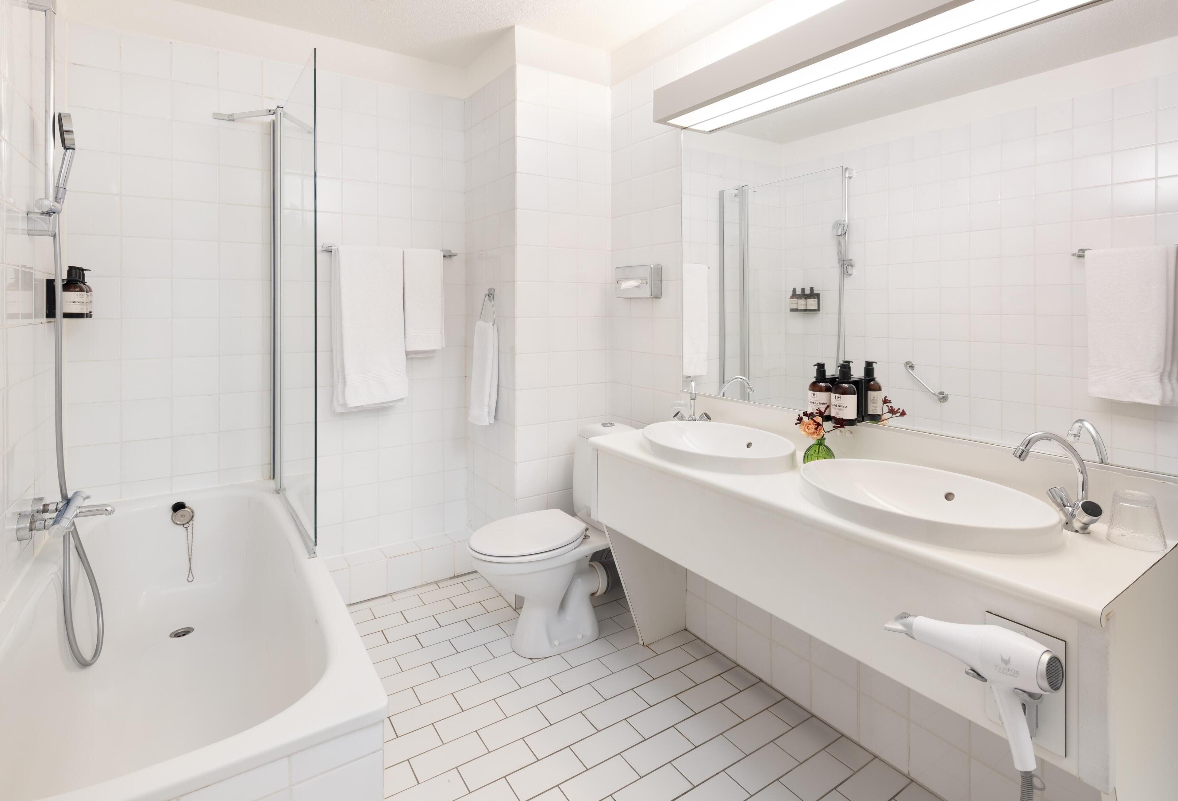 Combined shower/bathtub, eco-friendly toiletries, hair dryer, towels