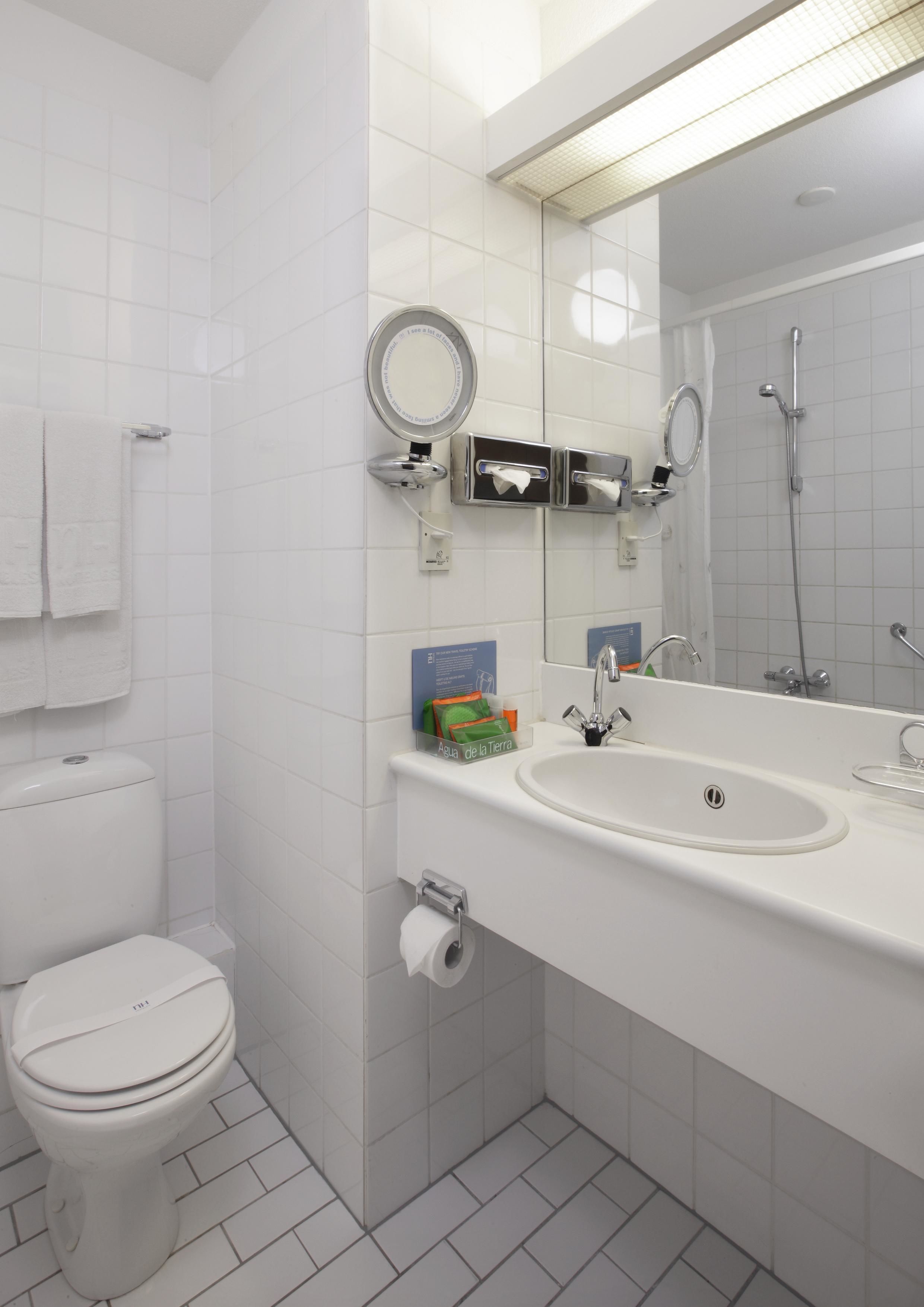 Duschwanne, umweltfreundliche Kosmetikartikel, Haartrockner, Handtücher