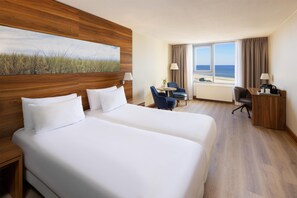 Caja fuerte, escritorio, cortinas opacas y sistema de insonorización