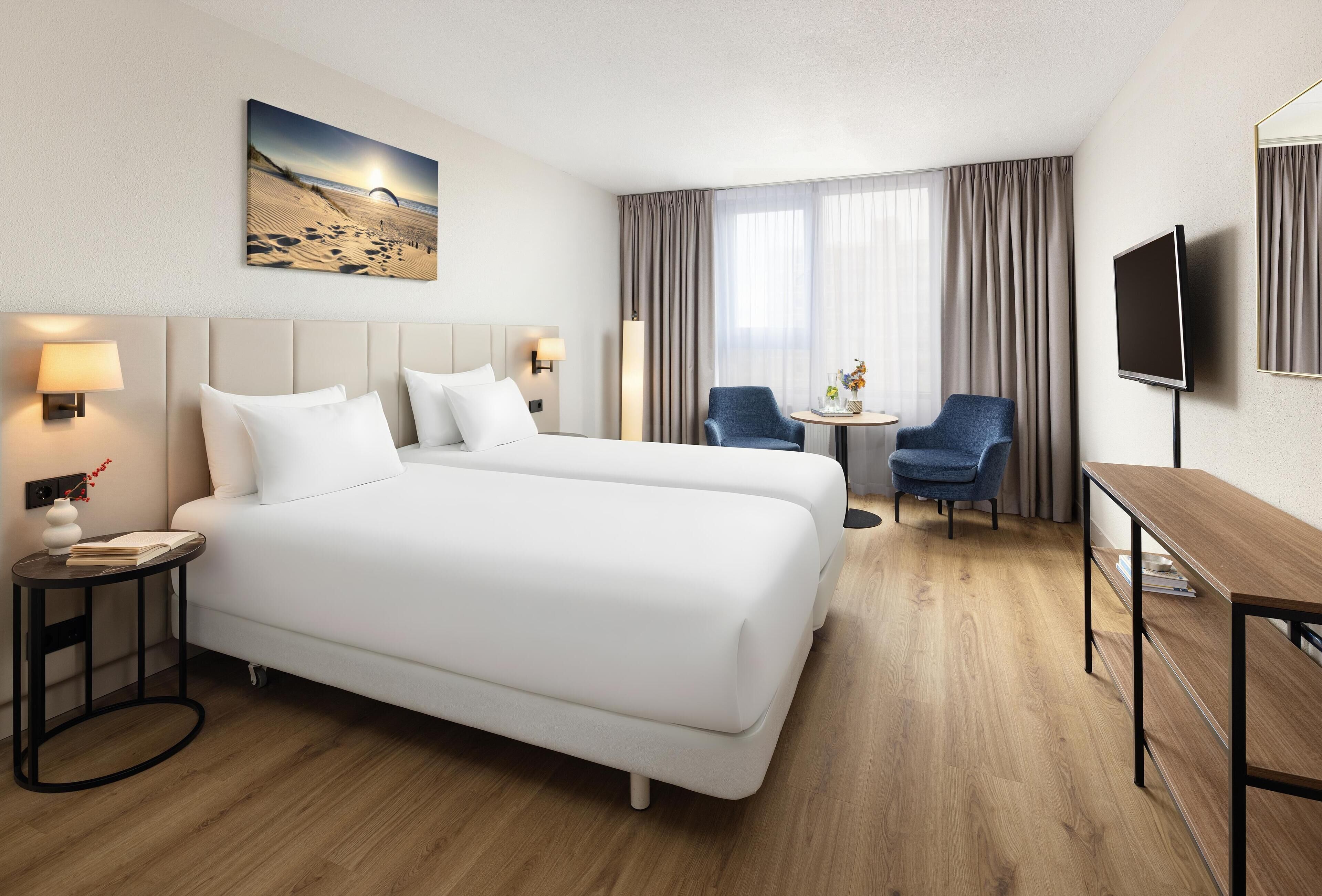 Standard Room | Minibar, in-room safe, desk, blackout curtains