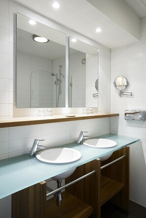 Combined shower/bathtub, eco-friendly toiletries, hair dryer, towels