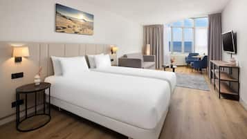 Frigobar, cofres nos quartos, escrivaninha, cortinas blackout