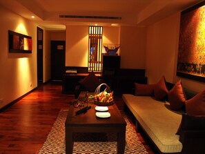 Junior Suite | Bathroom | Separate tub and shower, hair dryer, bathrobes, slippers