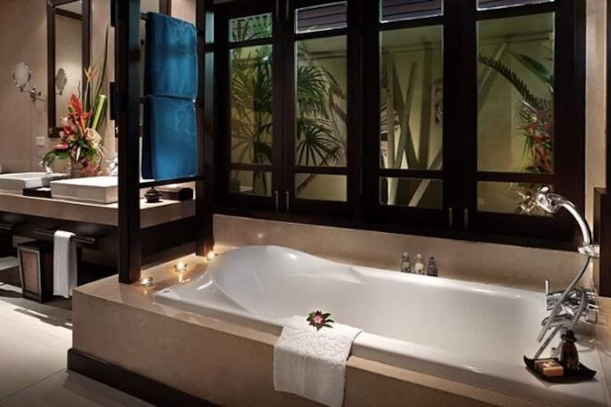 Baño | Tina y regadera independientes, secadora de cabello, batas, pantuflas