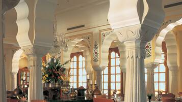 Café da manhã com buffet todos os dias (INR 1850 por pessoa)