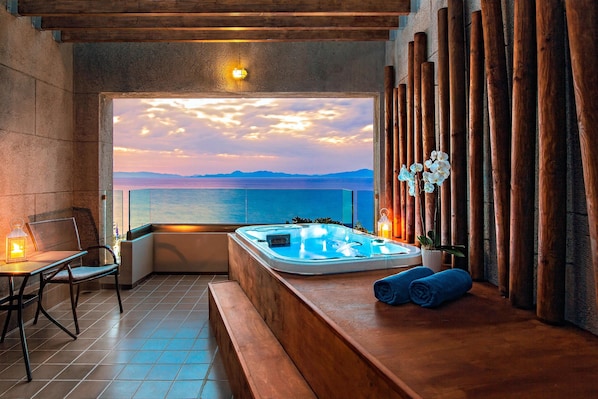 Aqua Premium Room, Sea View, 1 King Bed | Ropa de cama de alta calidad, colchones viscoelásticos, minibar