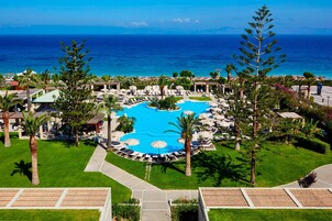 Una piscina cubierta, 4 piscinas al aire libre, sombrillas, tumbonas