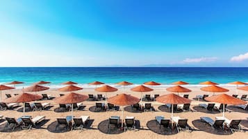 Plage privée, chaises longues, parasols, serviettes de plage