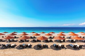 Plage privée, chaises longues, parasols, serviettes de plage