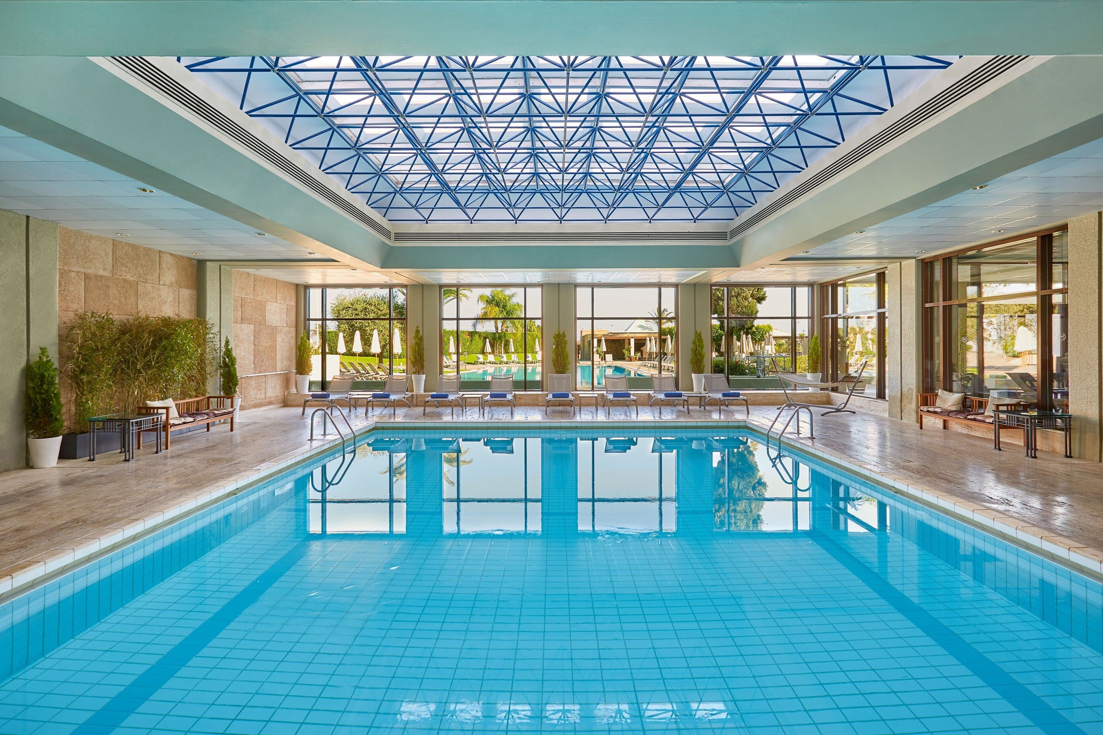 Piscina coperta, 4 piscine all'aperto, ombrelloni da piscina, lettini