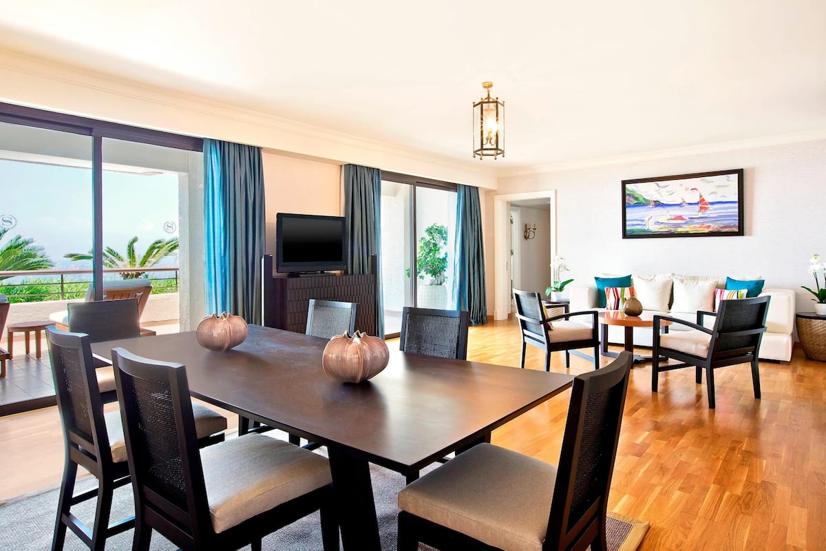 Presidential Suite, 2 Bedrooms, Balcony, Sea View | 1 bilik tidur, peralatan tempat tidur premium, busa memori, bar mini