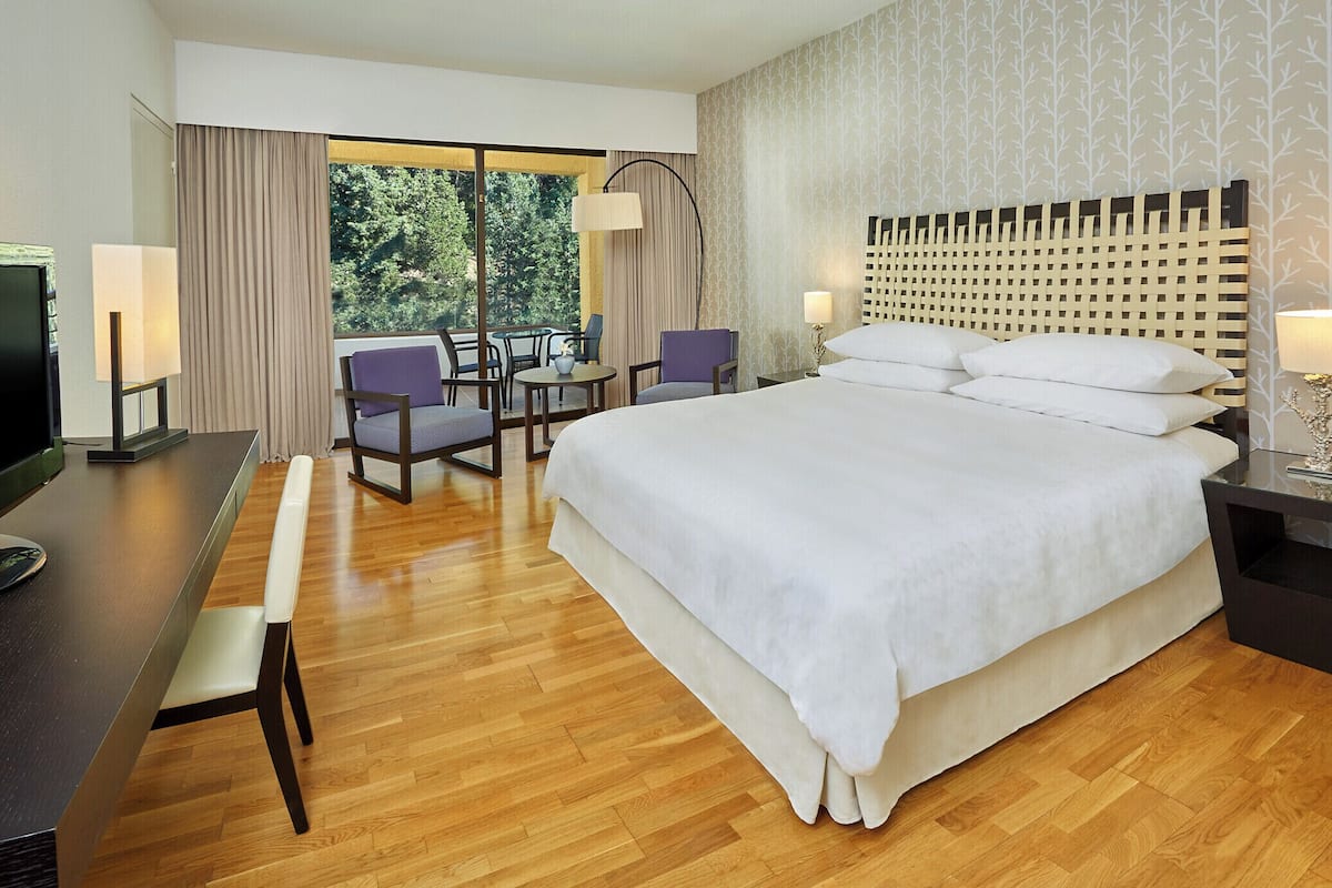 Habitación clásica, 1 cama de matrimonio grande, balcón, vistas a la montaña | 1 dormitorio, ropa de cama de alta calidad, colchones viscoelásticos