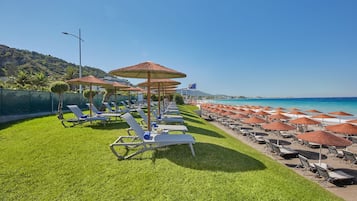 Privatstrand, Liegestühle, Sonnenschirme, Strandtücher