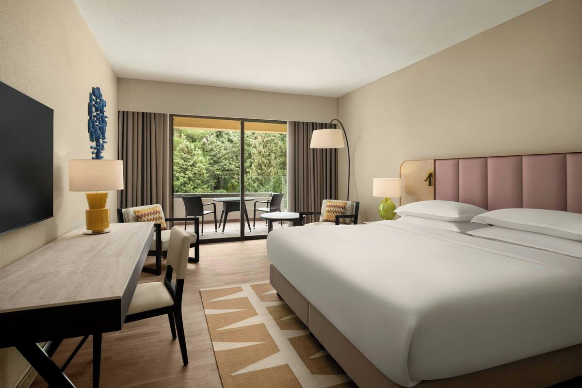 Classic Room, 1 King Bed, Balcony, Mountain View