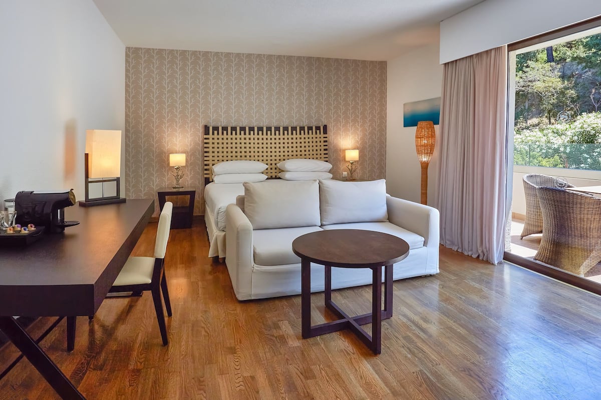 Junior Double Room, 1 Bedroom, Non Smoking, Mountain View | 1 bilik tidur, peralatan tempat tidur premium, busa memori, bar mini