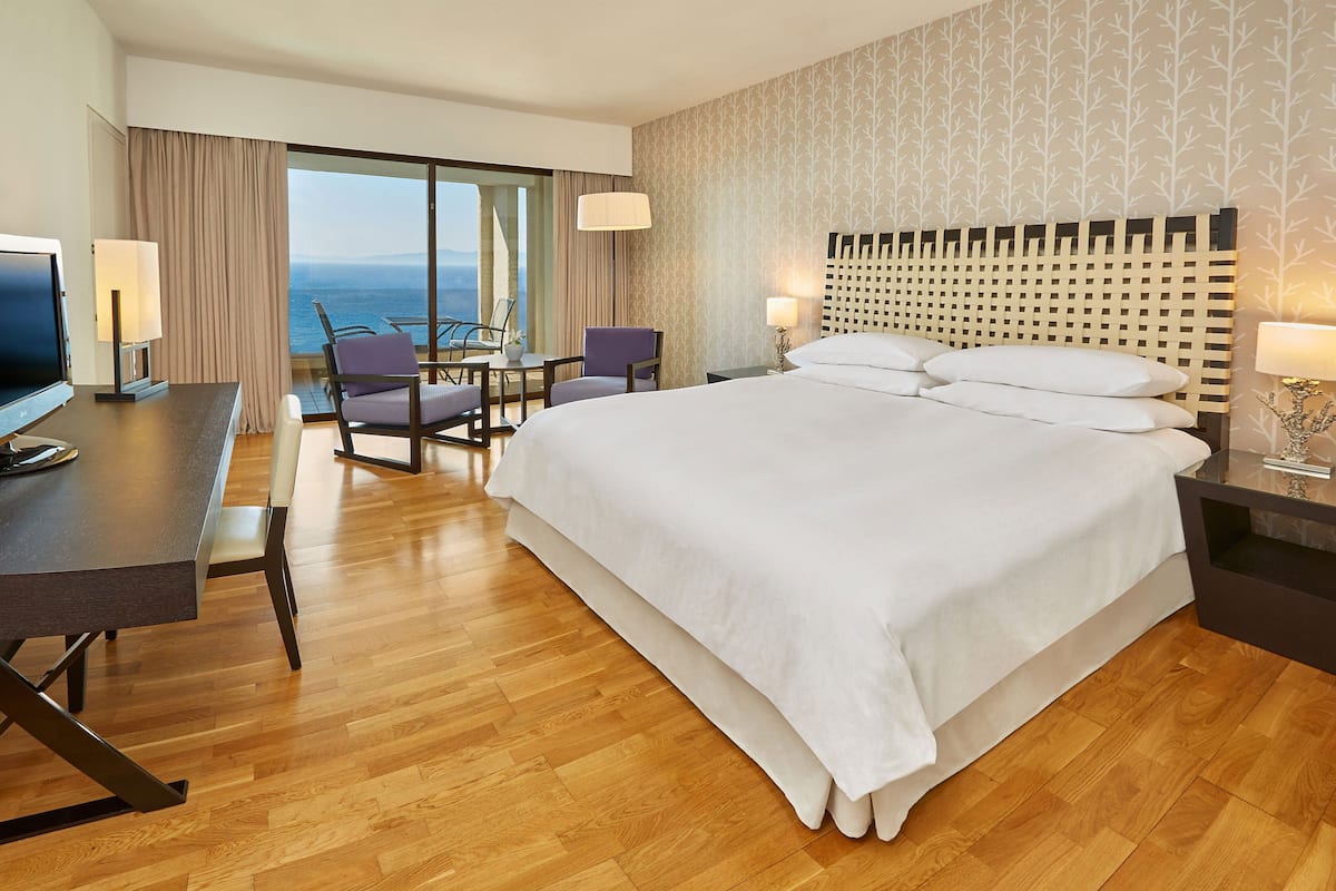 Panoramic Room, 1 Katil Raja (King), Balcony, Sea View | 1 bilik tidur, peralatan tempat tidur premium, busa memori, bar mini