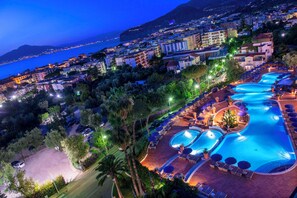 Una piscina cubierta, una piscina al aire libre de temporada, sombrillas