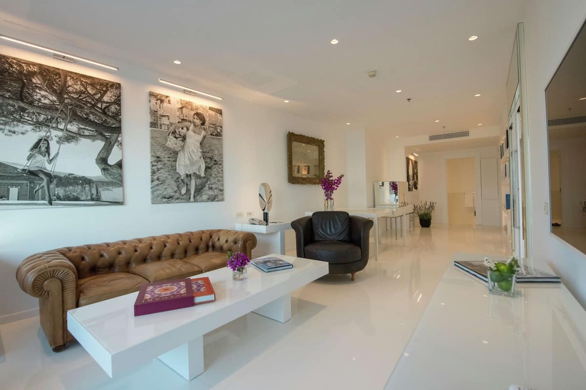 Suite, 1 King Bed (Surya) | Living area