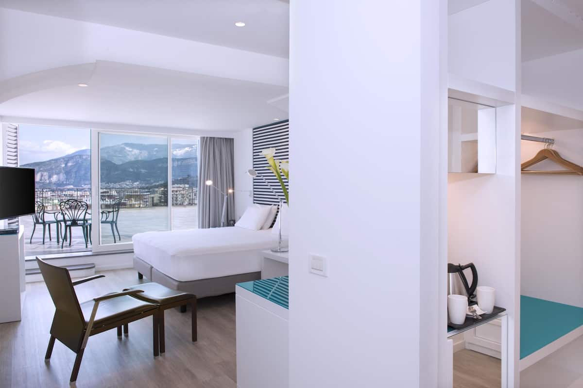 Executive Room, 1 King Bed, Sea View | Minibar, in-room safe, desk, laptop workspace