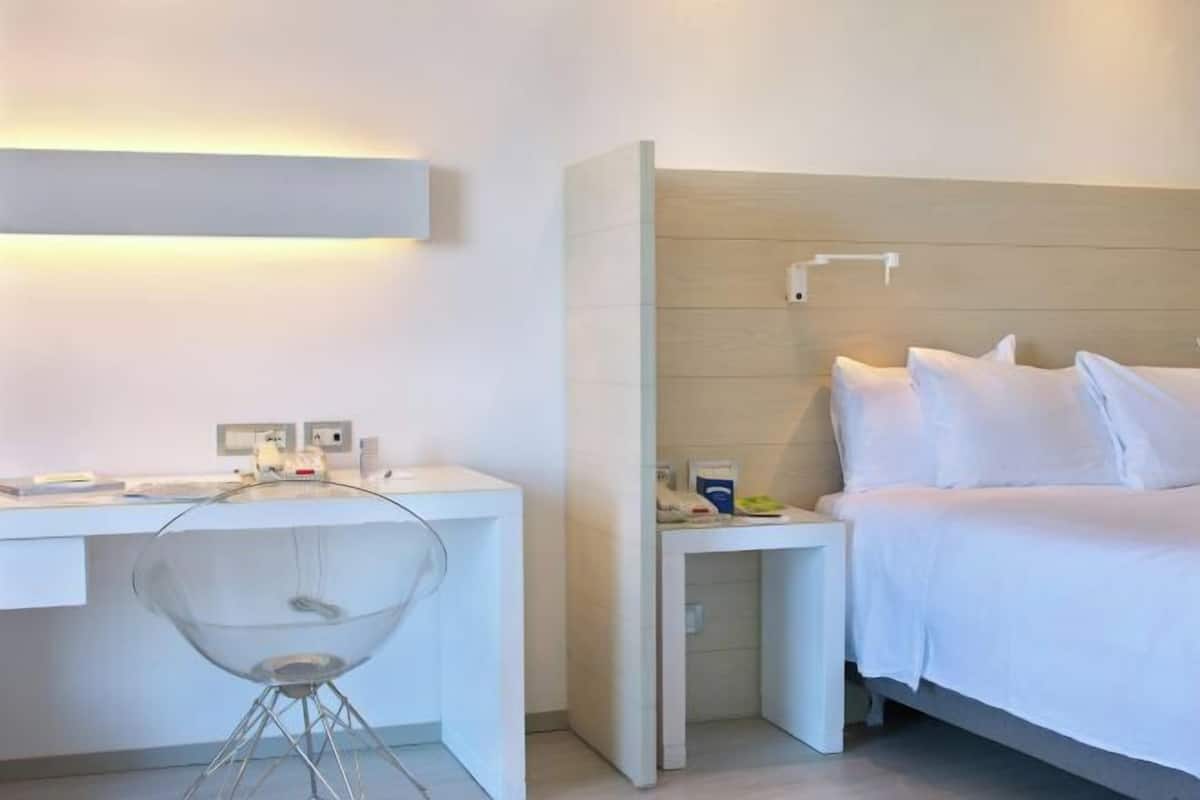 Minibar, in-room safe, desk, laptop workspace