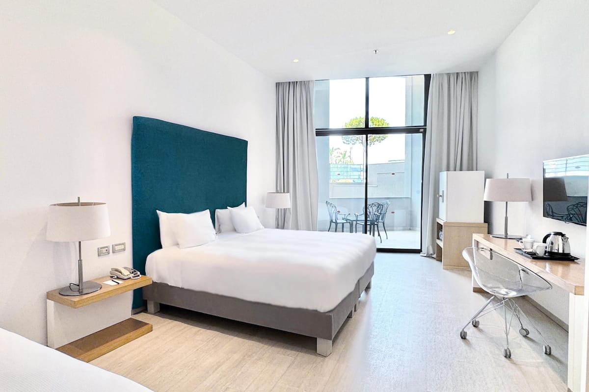 Family Triple Room | Minibaari, tallelokero huoneessa, työpöytä