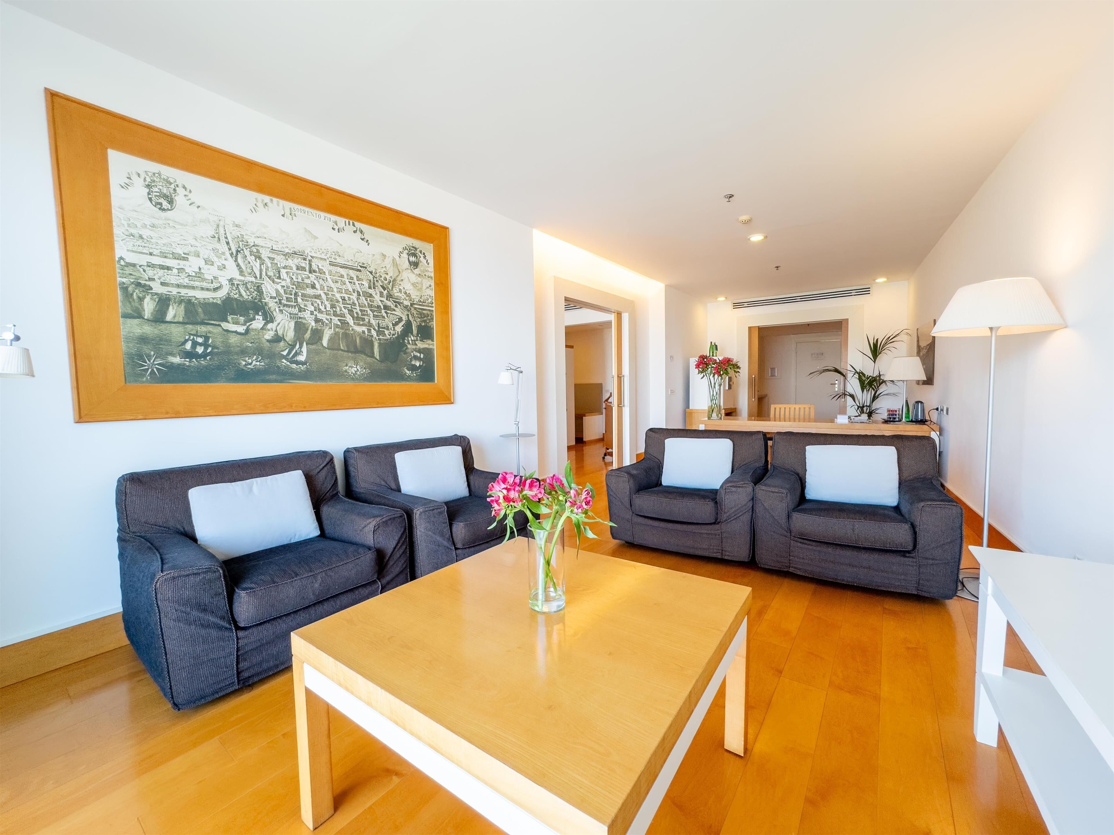 executive suite, 1 king bed | living area | 40-inch lcd tv with satellite channels, tv