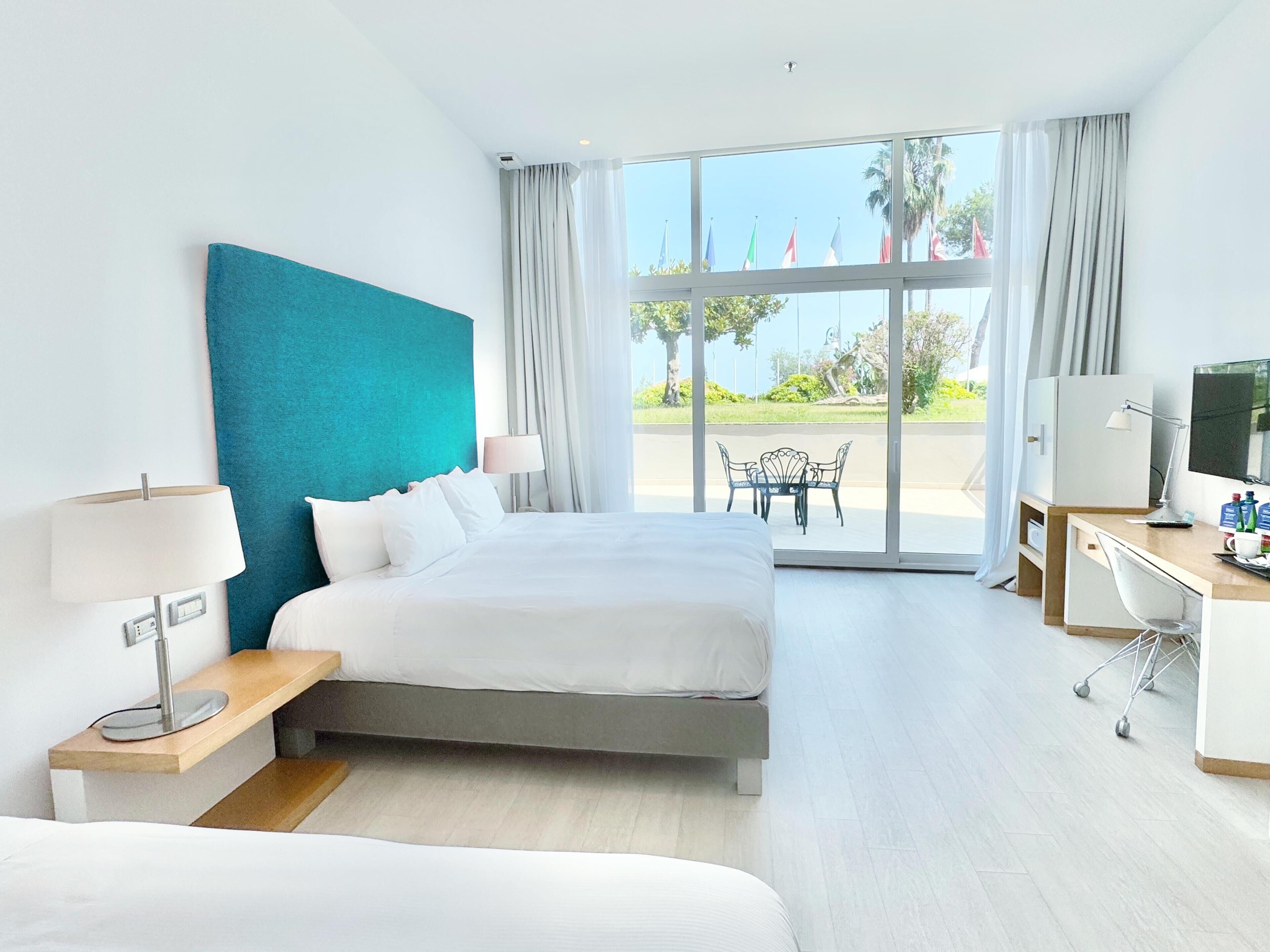 Trippelrum för familj - utsikt mot trädgården | Minibar, värdeförvaringsskåp på rummet och skrivbord