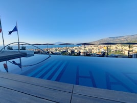 Piscina coperta, piscina stagionale all'aperto, ombrelloni da piscina