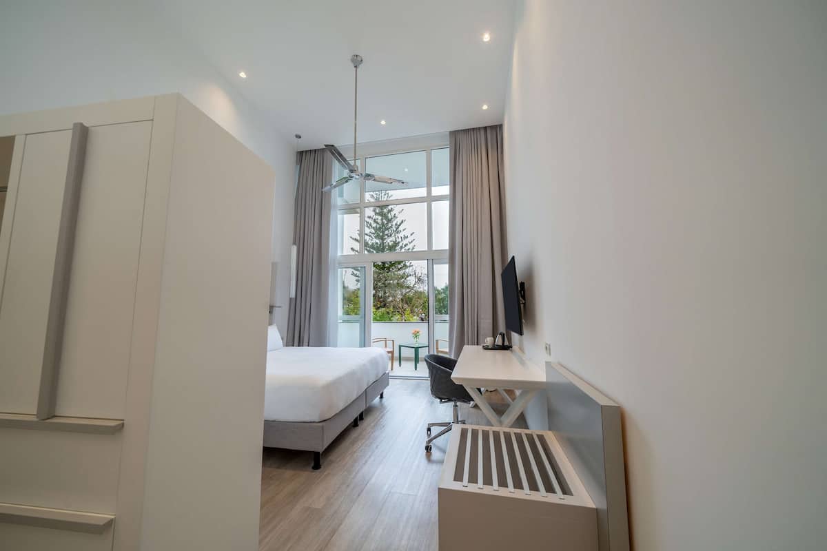Superior Room, 1 King Bed, Garden View