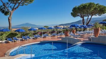 Innenpool, Außenpool (je nach Saison geöffnet), Sonnenschirme