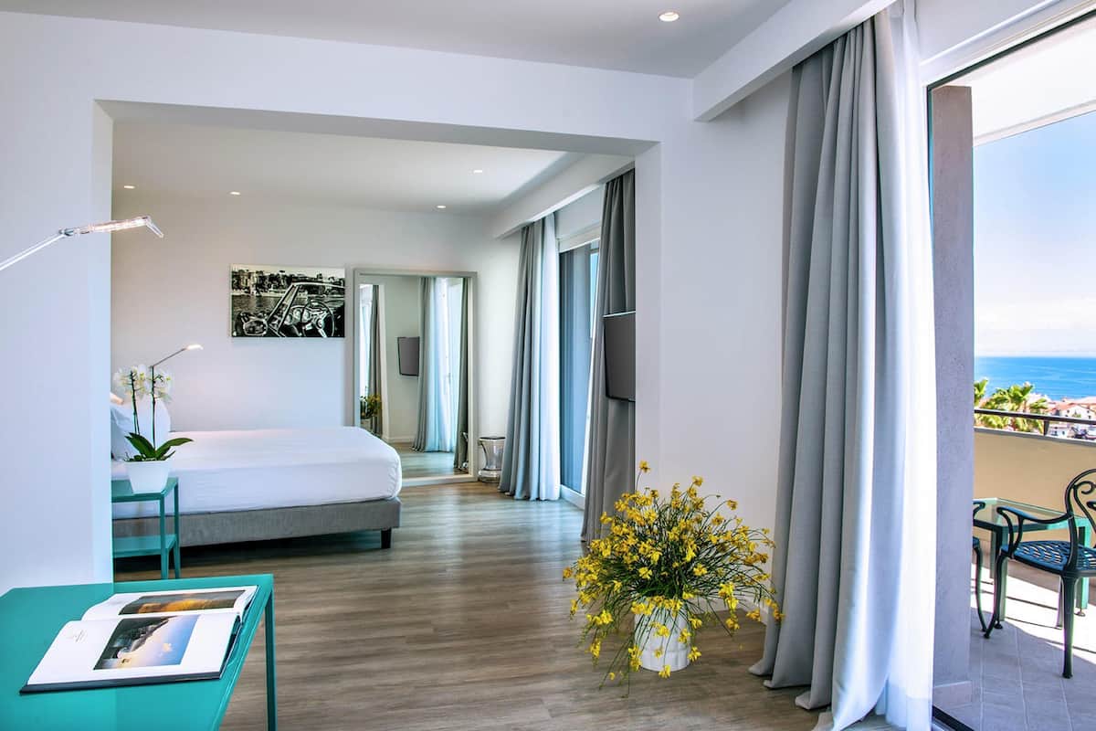 Suite junior, 1 cama King size, vista al mar | Minibar, caja de seguridad en la habitación y escritorio