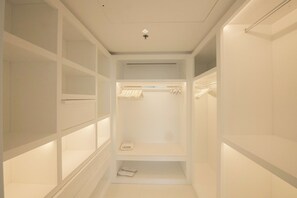 Suite, 1 King-Bett (Surya) | Badezimmer | Duschwanne, kostenlose Toilettenartikel, Haartrockner, Bidet