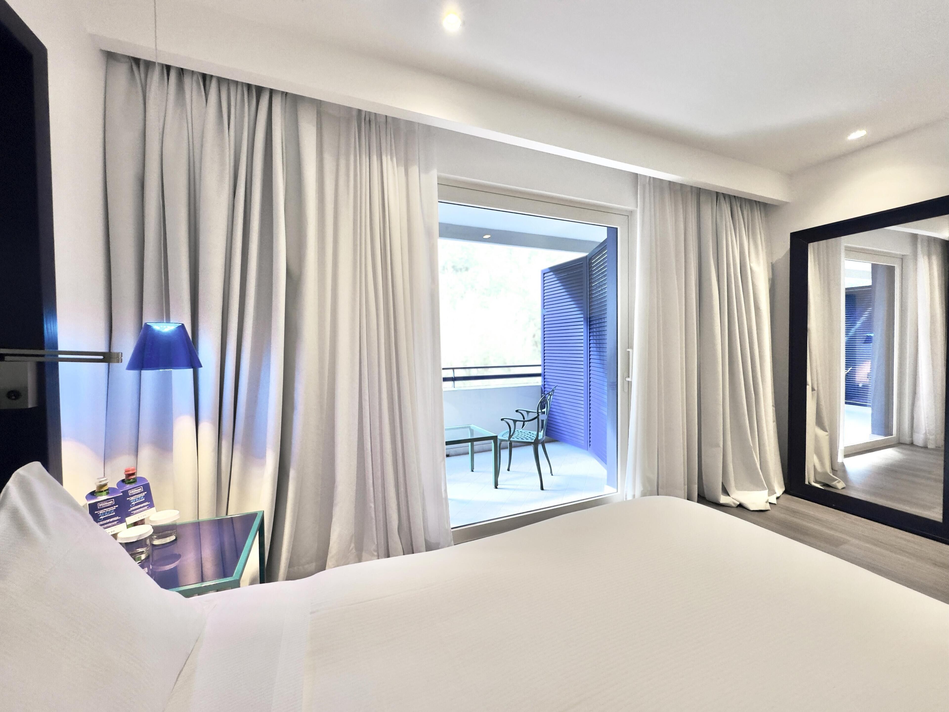 Single Room | Minibar, värdeförvaringsskåp på rummet och skrivbord